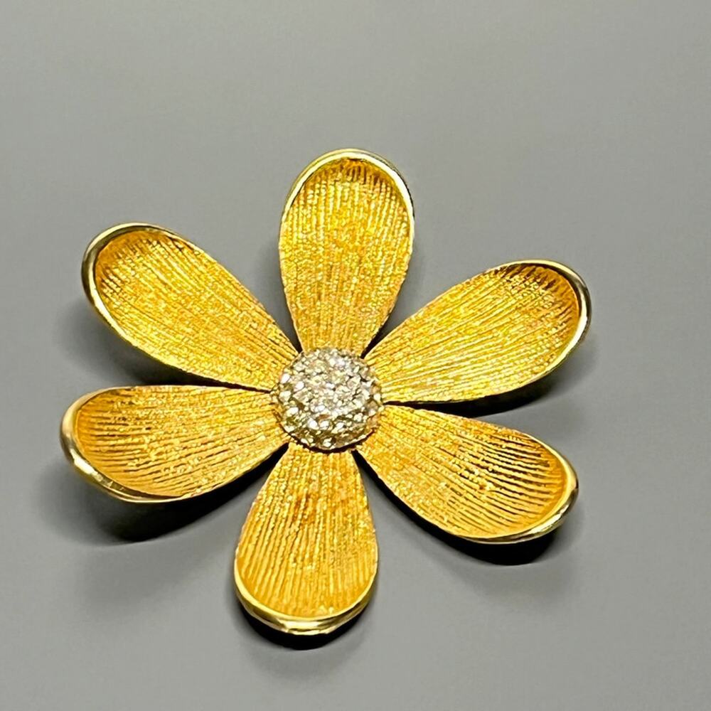 Bold Gold Daisy Flower Brooch | Textured Petals | Rhinestone Center Pin‎ | 3”